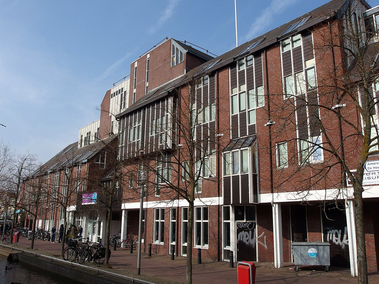 Straat met woningen en winkels in Almere Haven