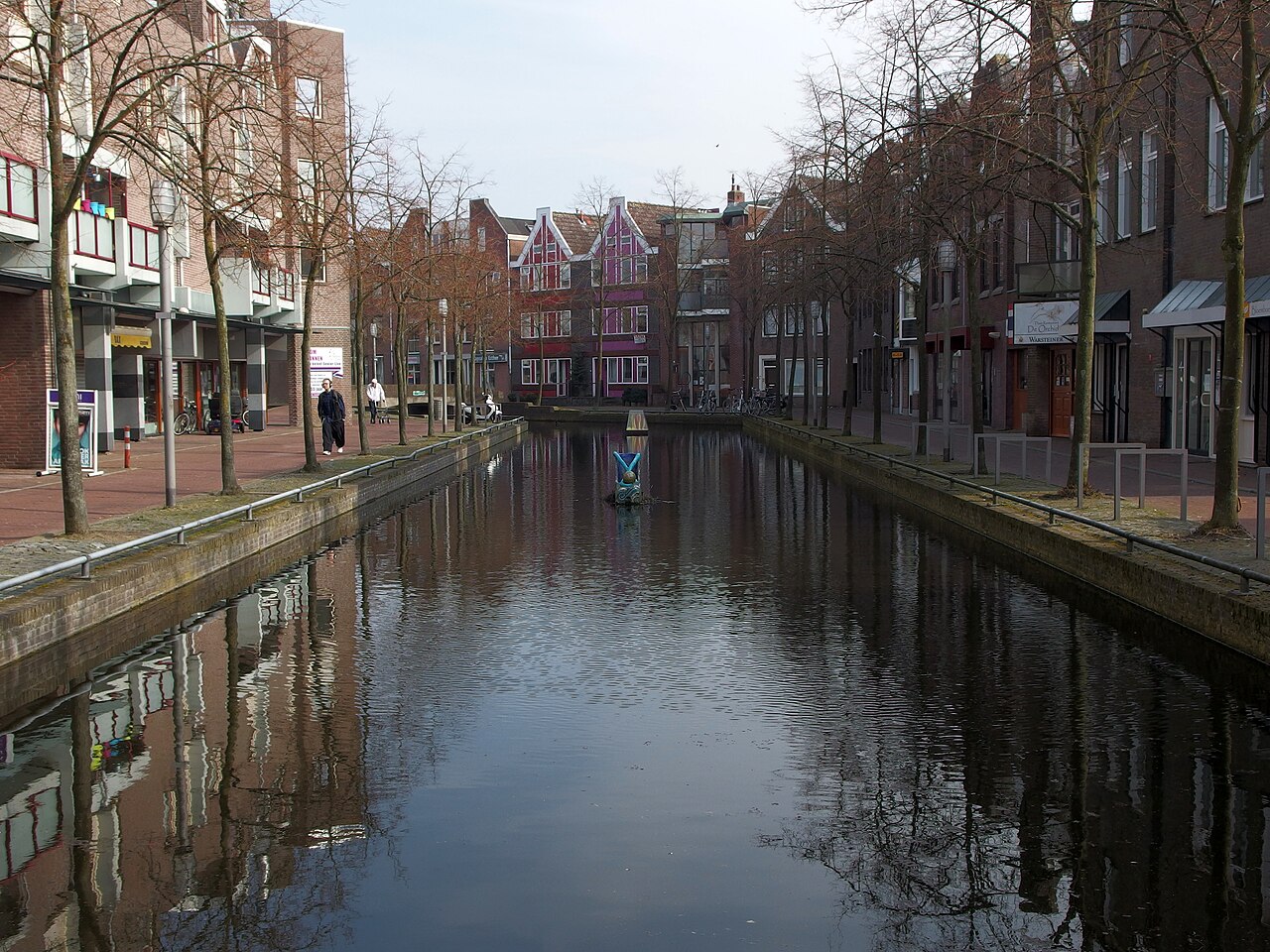 Woningen aan de gracht in het centrum van Almere Haven