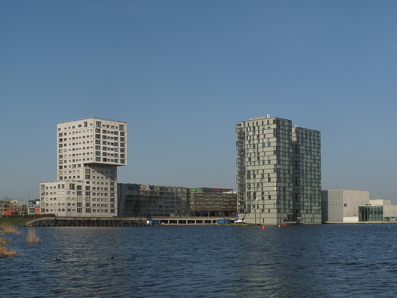 Skyline van Almere Stad aan het Weerwater