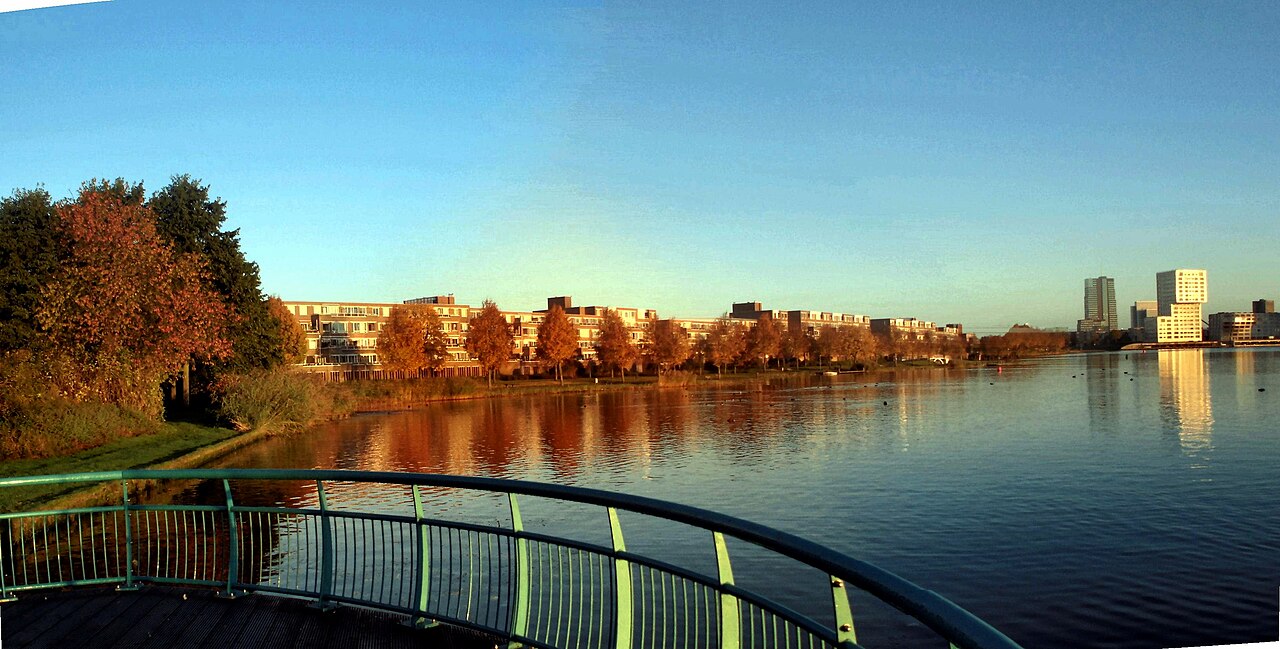 Woningen aan het water in de Stedenwijk, Almere Stad