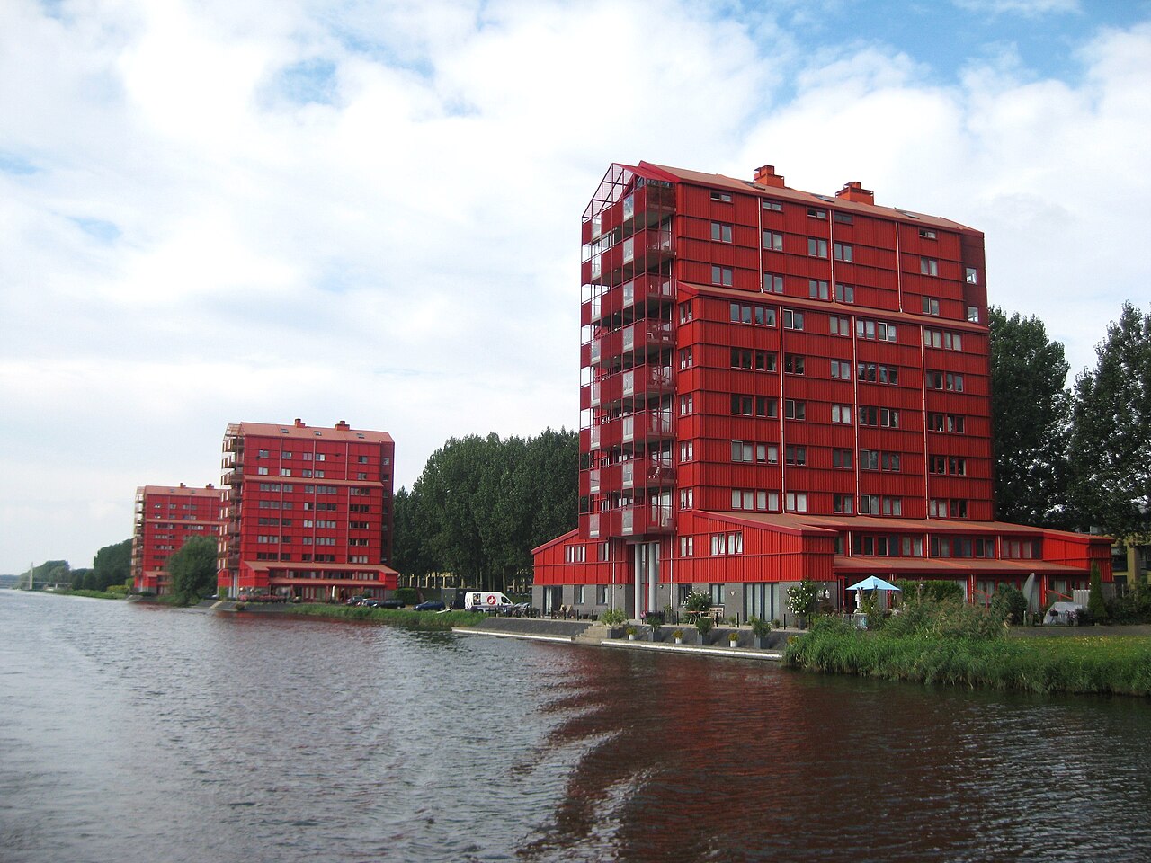 Kleurrijke woningen in de Regenboogbuurt, Almere Buiten