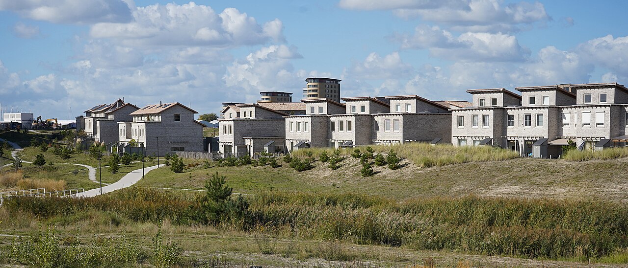 Nieuwbouwwoningen tussen de duinen in Duin, Almere Poort