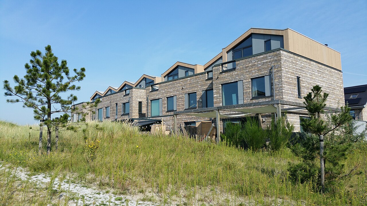 Rij nieuwbouwwoningen in het duinlandschap van Duin, Almere