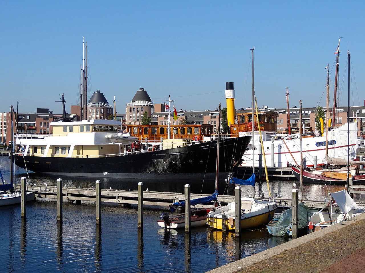 De Havenkom van Almere Haven met historische schepen