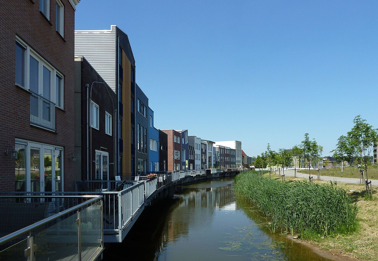 Woningen aan het water in het Homeruskwartier, Almere Poort