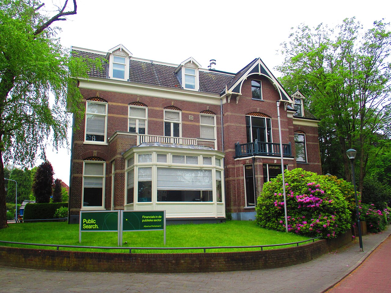 Villa op de hoek van de s-Gravelandseweg in Hilversum