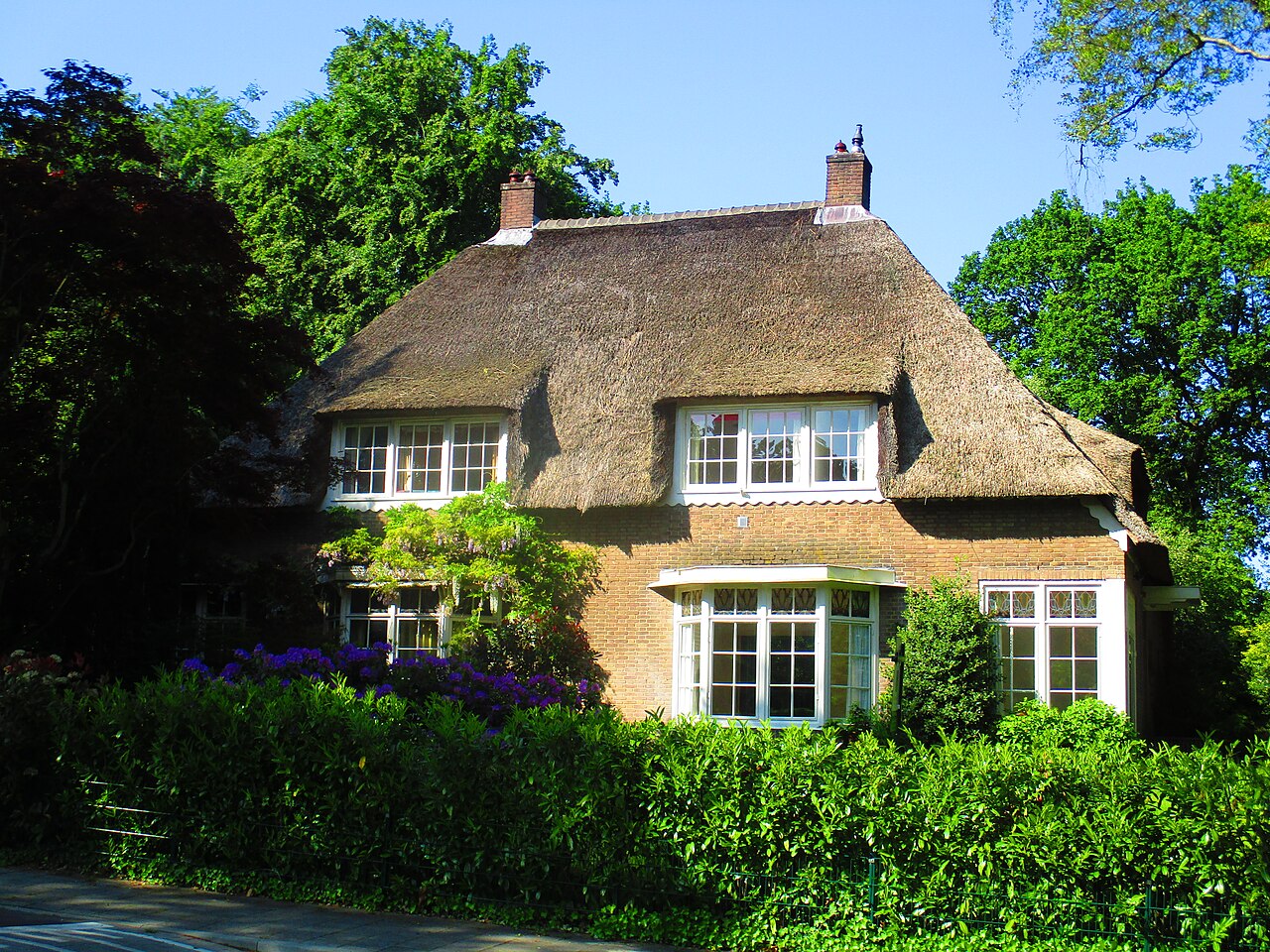 Rietgedekte villa aan de Eikenlaan in Hilversum