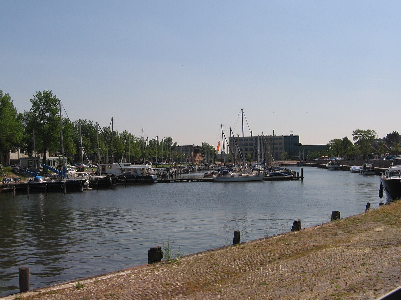 De haven van Huizen aan het Gooimeer