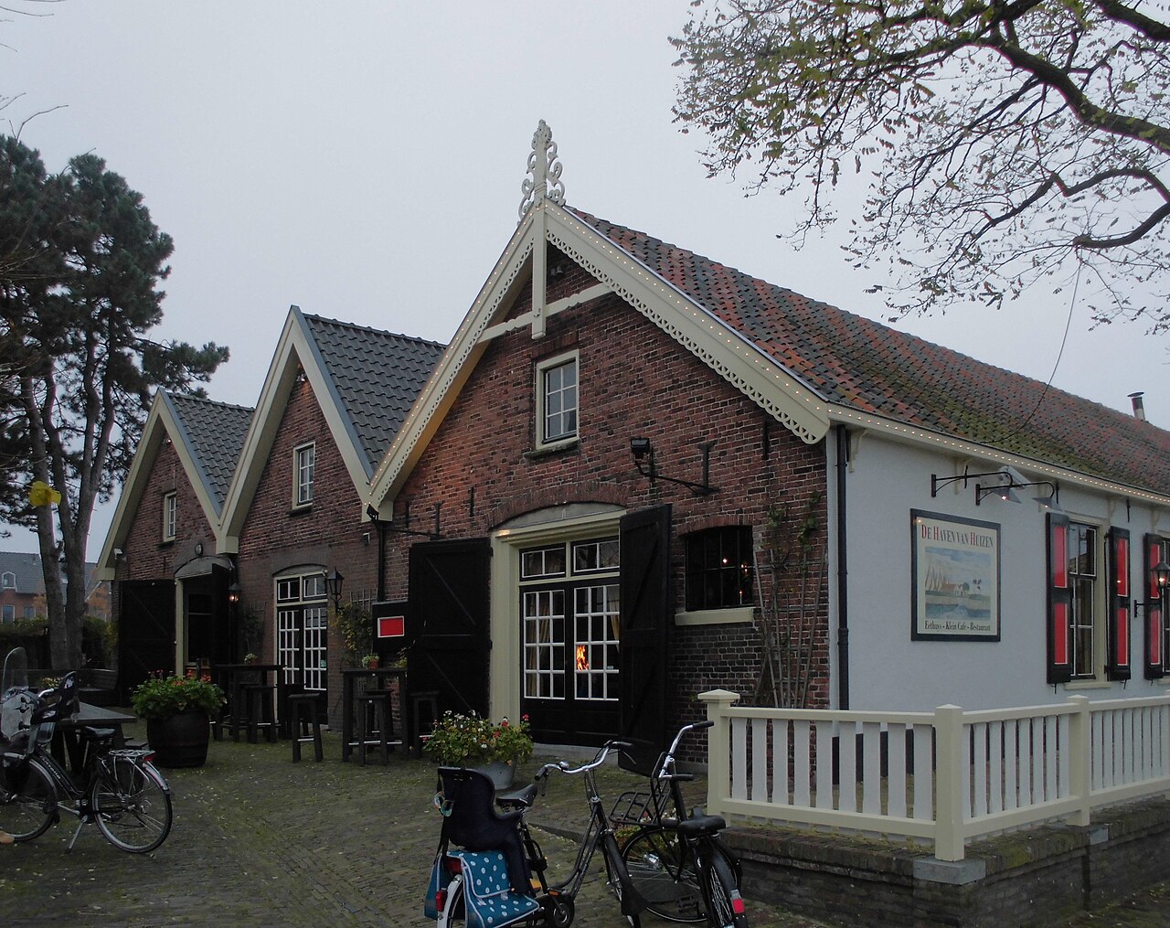 Voormalige visrokerij in het oude dorp van Huizen