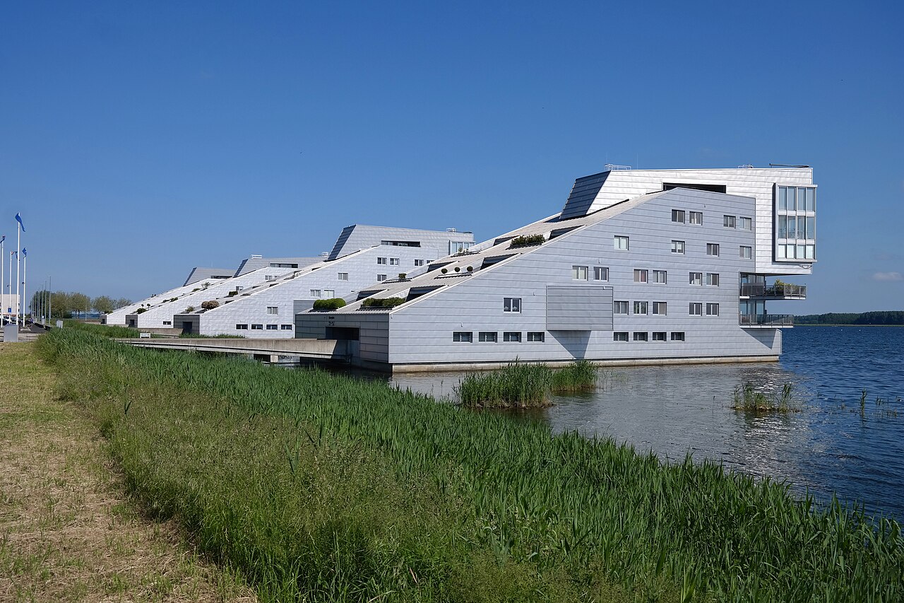 Appartementencomplex De Sfinxen aan het water in Huizen