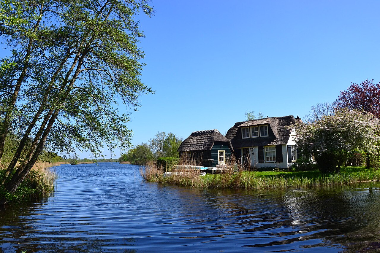 Woningen aan het water bij Ankeveen