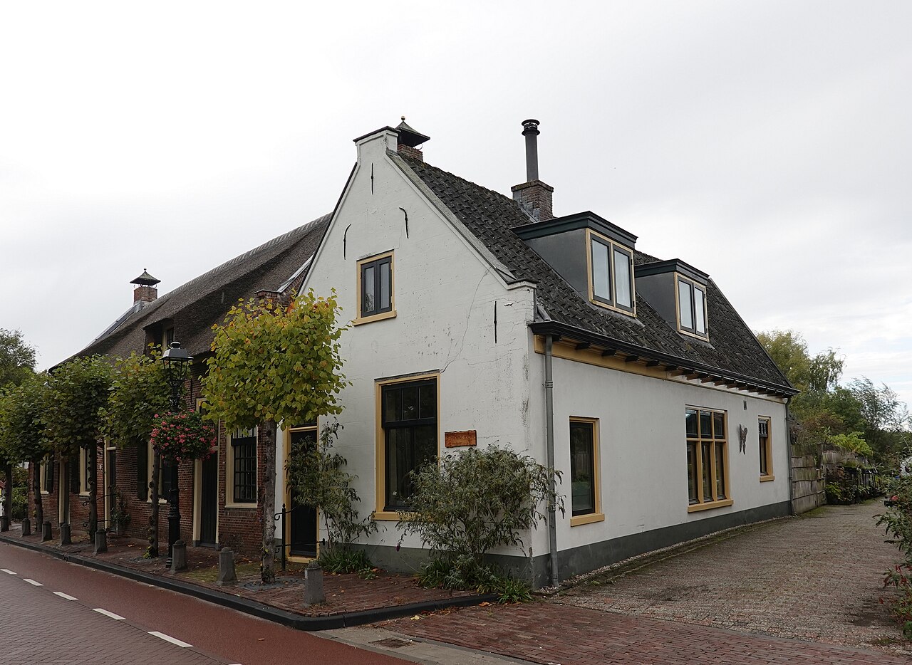 Monumentale woning aan de Kortenhoefsedijk in Kortenhoef