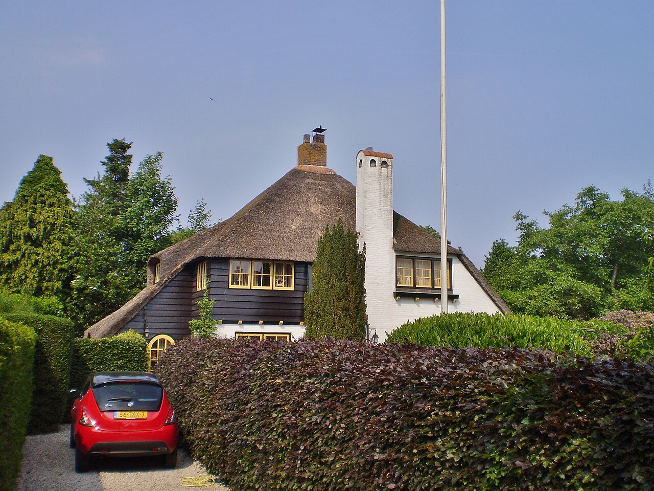 Rietgedekte woning aan de Kerklaan in Kortenhoef