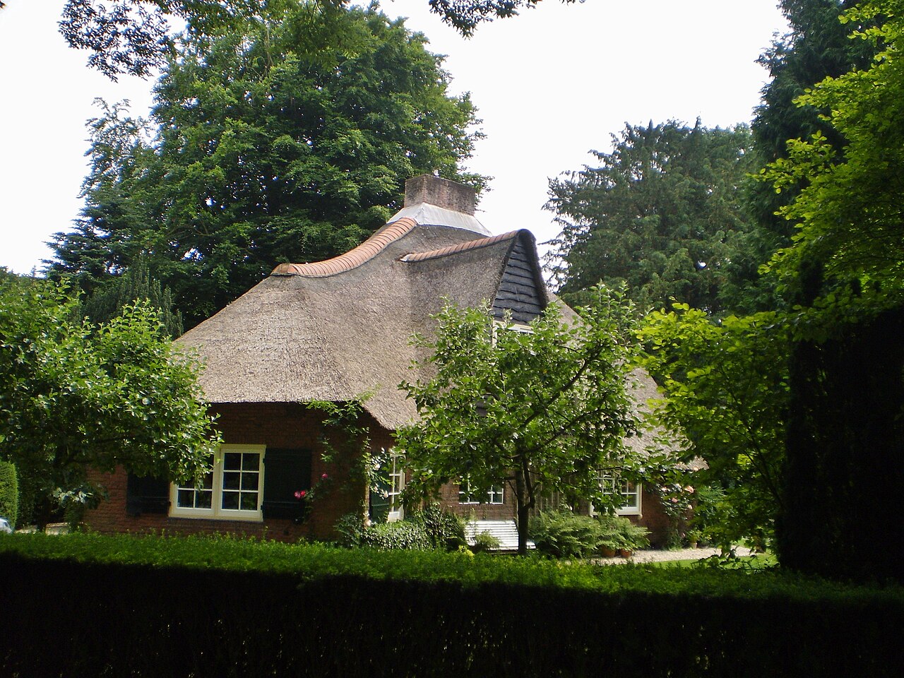 Rietgedekte woning aan de Hoefloo in Laren
