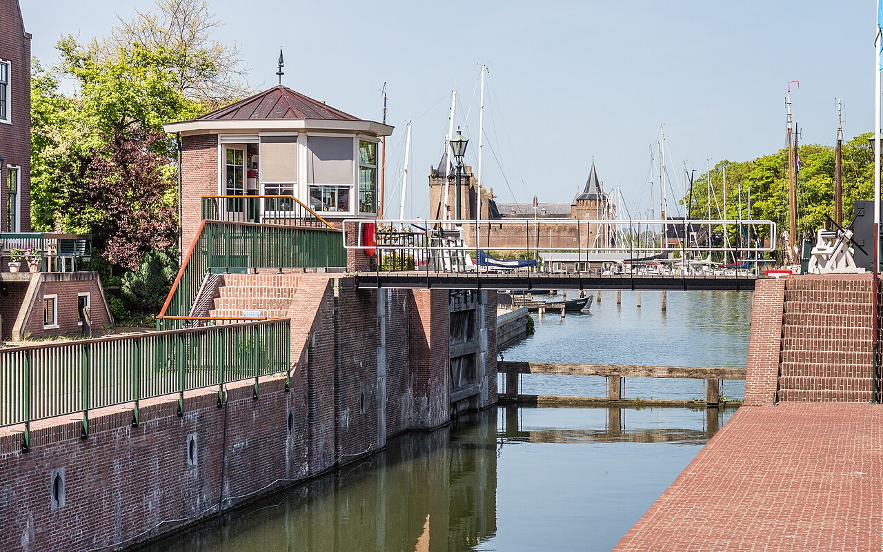 Historische panden aan de Vecht bij de sluis in Muiden